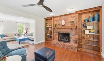 180 Spring Oaks Dr, Ballwin, MO 63011