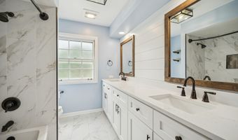 2425 N Drury Ln, Arlington Heights, IL 60004