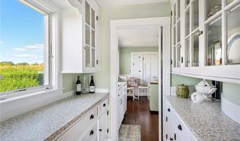 8 Taylor's Ln N, Little Compton, RI 02837