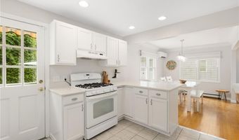 28 Wilbur Ave, Newport, RI 02840
