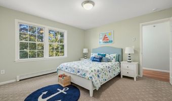 231 Maple Ave 204, Newport, RI 02840