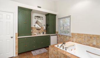 4 Twain Dr, Allentown, NJ 08501
