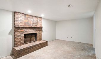 2325 E 40th Ct, Des Moines, IA 50317