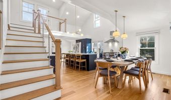 14 Robinson St, Narragansett, RI 02882