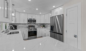8 Woodsia Rd, Narragansett, RI 02874