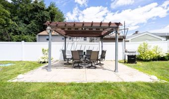 21 Beacon St, Johnston, RI 02919