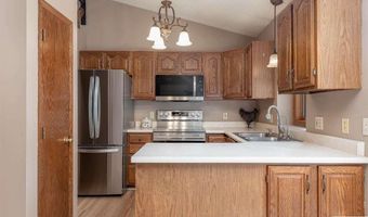 2513 Marwood Dr, Mankato, MN 56001