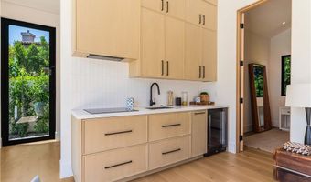 16711 Moorpark St, Encino, CA 91436