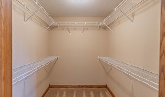 1415 Birchwood Ln, Aberdeen, SD 57401
