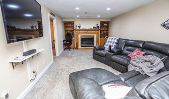 1977 Country Ln, Aberdeen, SD 57401