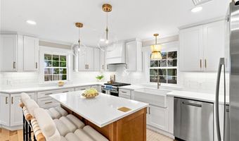 40 Congregational St, Bristol, RI 02809