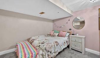 124 Vlasis Dr, Ballwin, MO 63011