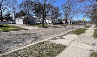 913 Pine Ave, Alma, MI 48801