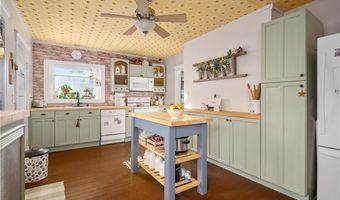 36 England St, Cumberland, RI 02864