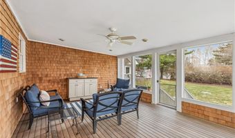 101 County Rd, Barrington, RI 02806
