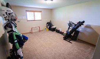 1105 Cherrywood Ln, Aberdeen, SD 57401