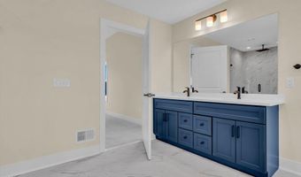 2 Potters Ct, Bayville, NJ 08721