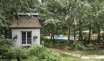 35 Shaw Dr, Bedford, NH 03110