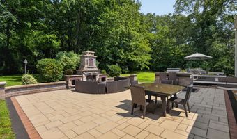2 Oleander Dr, Clinton, CT 06413