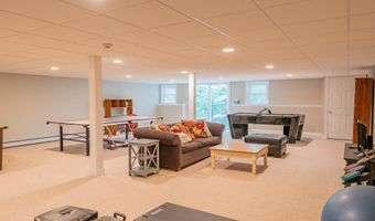 24 Surrey Ln, Falmouth, ME 04105