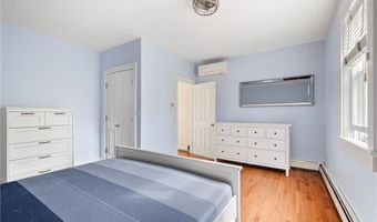 7 Marsh St, Newport, RI 02840