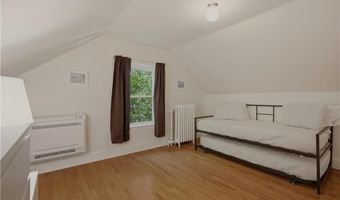 21 Clinton Ave, Newport, RI 02840