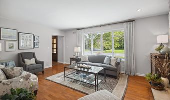 1923 N Carlyle Pl, Arlington Heights, IL 60004