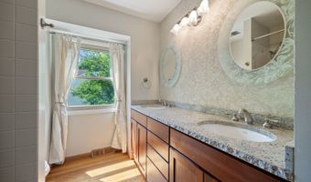2218 N Williamsburg St, Arlington Heights, IL 60004