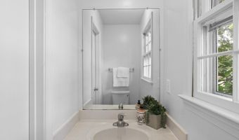 8223 TREEBROOKE Ln, Alexandria, VA 22308