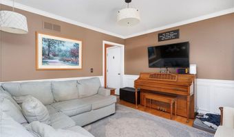 16 Taylor Ln, Warwick, RI 02886
