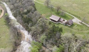 300 Round Up Ln, Bakersfield, MO 65609