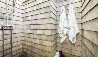 55 Seabreeze Ln, Amagansett, NY 11930