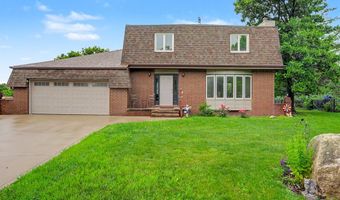 302 Village Cir, Altoona, IA 50009