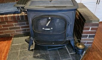 103 4th St, Bangor, ME 04401