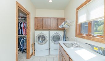 932 Emerald Pines Dr, Arnolds Park, IA 51331