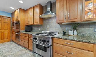 6816 SHRINE Ct, Annandale, VA 22003