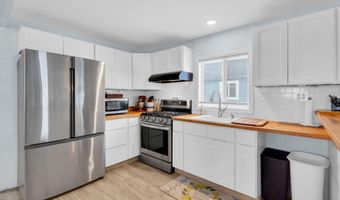 375 E Barnegat Ave, Bayville, NJ 08721