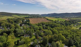 10 Stagecoach Ln, Amenia, NY 12501