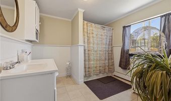 16 Courtway St, Narragansett, RI 02882