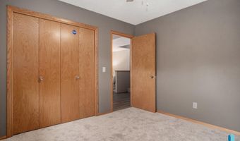 1601 E Keystone Dr, Brandon, SD 57005