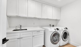 3843 Hayvenhurst Ave, Encino, CA 91436