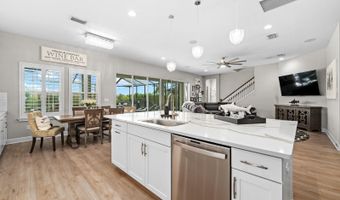 7631 PARADISO Dr, Apollo Beach, FL 33572