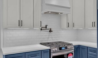 2 Potters Ct, Bayville, NJ 08721