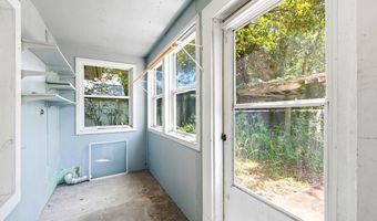 34 7th St, Apalachicola, FL 32320