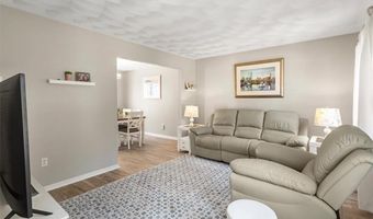 8 Mckay Ct, Warwick, RI 02889