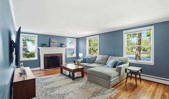 24 Wildflower Rd, Barrington, RI 02806
