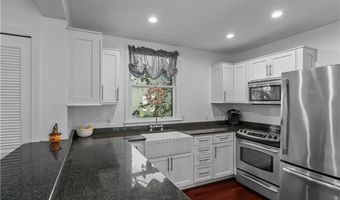 2 Lasalle Pl, Newport, RI 02840