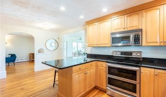 573 Wolcott Ave, Middletown, RI 02842