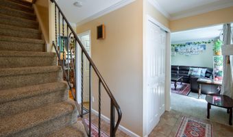 51 Aspen Cir, Albany, NY 12208