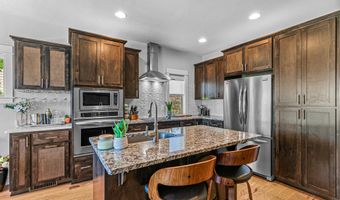 969 Camelot Dr, Ashland, OR 97520
